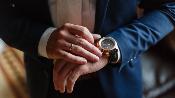 7 reasons why you should  wear a watch